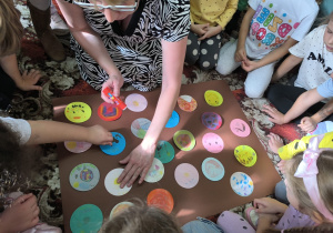 Świętujemy Międzynarodowy Dzień Kropki z filią „Medyczną” MBP w Koninie – gr. XI