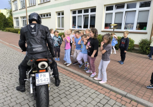 „Brrruum! Cała naprzód ku nowej przygodzie…!”- czyli wizyta tatusia Antosi z gr. XI i jego fascynująca pasja do motorów