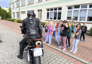 „Brrruum! Cała naprzód ku nowej przygodzie…!”- czyli wizyta tatusia Antosi z gr. XI i jego fascynująca pasja do motorów