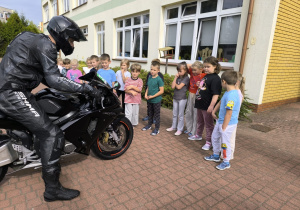„Brrruum! Cała naprzód ku nowej przygodzie…!”- czyli wizyta tatusia Antosi z gr. XI i jego fascynująca pasja do motorów