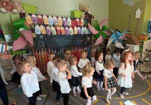 Już od dzisiaj przyrzekamy, że przedszkole pokochamy! Pasowanie na przedszkolaka w grupie I