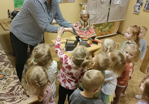Wizyta w przedszkolnym mini – muzeum „Na szlaku historii” – Grupa I
