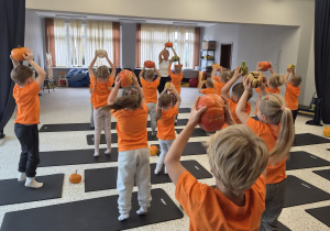 DYNIA W RUCHU – jesienna gimnastyka z elementami jogi - Święto Dyni w grupie IX