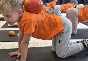 DYNIA W RUCHU – jesienna gimnastyka z elementami jogi - Święto Dyni w grupie IX