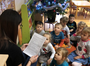 Świąteczne czytanie w grupie III w ramach kamp. społ. CPCD