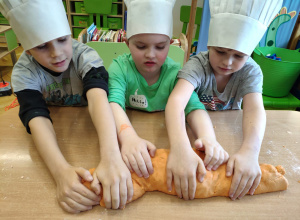 Marchewkolina i zabawa w cukierników w grupie VIII