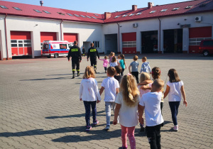 Grupa XI poznaje zawód strażaka - wycieczka do Jednostki Ratowniczo - Gaśniczej nr 2 Państwowej Straży Pożarnej