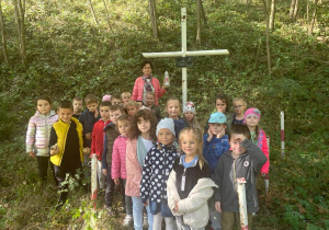 Biały krzyż w lesie- zachwycające zdarzenie w grupie VI