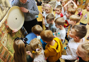 Niezwykła lekcja patriotyzmu i kultury staropolskiej, czyli wycieczka do Mini Muzeum – gr. XI i XII