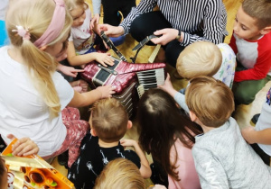 Niezwykła lekcja patriotyzmu i kultury staropolskiej, czyli wycieczka do Mini Muzeum – gr. XI i XII