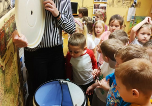 Niezwykła lekcja patriotyzmu i kultury staropolskiej, czyli wycieczka do Mini Muzeum – gr. XI i XII