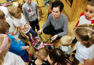 Niezwykła lekcja patriotyzmu i kultury staropolskiej, czyli wycieczka do Mini Muzeum – gr. XI i XII