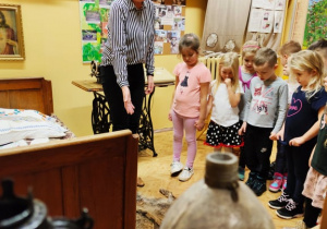 Niezwykła lekcja patriotyzmu i kultury staropolskiej, czyli wycieczka do Mini Muzeum – gr. XI i XII