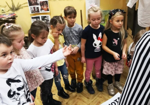 Niezwykła lekcja patriotyzmu i kultury staropolskiej, czyli wycieczka do Mini Muzeum – gr. XI i XII