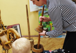 Niezwykła lekcja patriotyzmu i kultury staropolskiej, czyli wycieczka do Mini Muzeum – gr. XI i XII