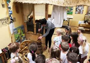 Niezwykła lekcja patriotyzmu i kultury staropolskiej, czyli wycieczka do Mini Muzeum – gr. XI i XII