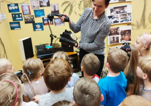 Niezwykła lekcja patriotyzmu i kultury staropolskiej, czyli wycieczka do Mini Muzeum – gr. XI i XII