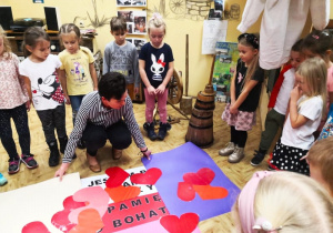 Niezwykła lekcja patriotyzmu i kultury staropolskiej, czyli wycieczka do Mini Muzeum – gr. XI i XII