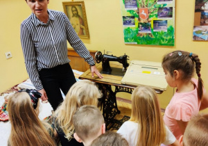 Niezwykła lekcja patriotyzmu i kultury staropolskiej, czyli wycieczka do Mini Muzeum – gr. XI i XII