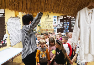 Niezwykła lekcja patriotyzmu i kultury staropolskiej, czyli wycieczka do Mini Muzeum – gr. XI i XII