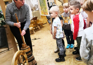 Niezwykła lekcja patriotyzmu i kultury staropolskiej, czyli wycieczka do Mini Muzeum – gr. XI i XII