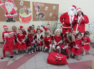 Wizyta Świętego Mikołaja i Pani Mikołajowej w grupie IX