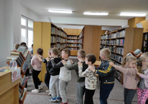 Lekcja biblioteczna w Miejskiej Bibliotece Publicznej dla grupy VI i grupy VIII