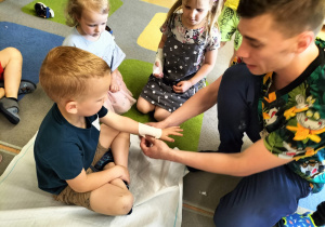 Poznajemy zawód LEKARZA - spotkanie z lekarzem w grupie X