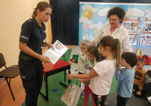 "Bądźmy bezpieczni..." Spotkanie z funkcjonariuszką Komendy Miejskiej Policji w Koninie gr. IX, X, XI i XII