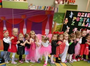 Dzień postaci z bajek w grupie I- festiwal klasyki z nutką współczesności