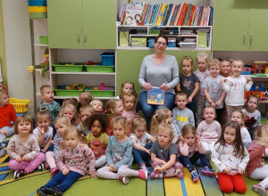 „Szpital dla książek” w grupie I i II, czyli jak bibliotekarka zachęciła nas do szanowania książek