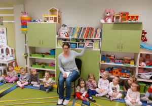 „Szpital dla książek” w grupie I i II, czyli jak bibliotekarka zachęciła nas do szanowania książek