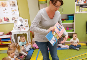 „Szpital dla książek” w grupie I i II, czyli jak bibliotekarka zachęciła nas do szanowania książek