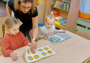 „Szpital dla książek” w grupie I i II, czyli jak bibliotekarka zachęciła nas do szanowania książek