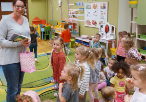 „Szpital dla książek” w grupie I i II, czyli jak bibliotekarka zachęciła nas do szanowania książek