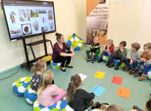 Dzień Kredki w bibliotece - wycieczka grupy X do CDN Publicznej Biblioteki Pedagogicznej w Koninie