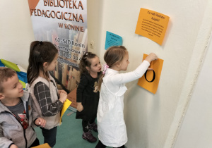 Dzień Kredki w bibliotece - wycieczka grupy X do CDN Biblioteki Pedagogicznej w Koninie