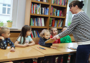 "Gdzie mieszkają mole książkowe?"- czyli gr. XI i XII z wizytą w bibliotece