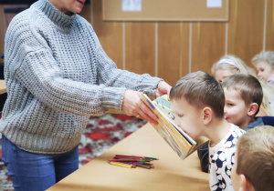 "Gdzie mieszkają mole książkowe?"- czyli gr. XI i XII z wizytą w bibliotece