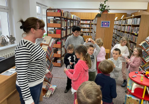 "Gdzie mieszkają mole książkowe?"- czyli gr. XI i XII z wizytą w bibliotece