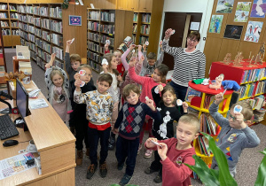 "Gdzie mieszkają mole książkowe?"- czyli gr. XI i XII z wizytą w bibliotece