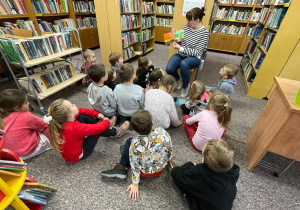 "Gdzie mieszkają mole książkowe?"- czyli gr. XI i XII z wizytą w bibliotece