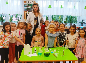 „Kolorowa lekcja chemii” – w ramach innowacji pedagogicznej „Mali Einsteini w świecie eksperymentów” - grupa XII