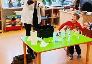 „Kolorowa lekcja chemii” – w ramach innowacji pedagogicznej „Mali Einsteini w świecie eksperymentów” - grupa XII