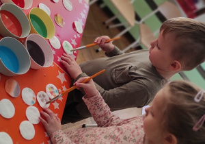 Eksperymenty malucha - malowanie kolorami w grupie I