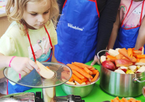 "Skąd się biorą produkty ekologiczne?"- program edukacyjny w gr. XII