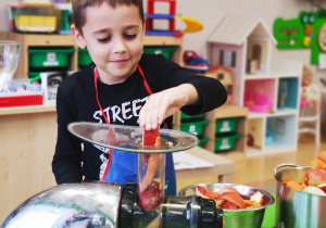 "Skąd się biorą produkty ekologiczne?"- program edukacyjny w gr. XII