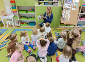 Rodzice czytają dzieciom bezustannie – czytanie w grupie I