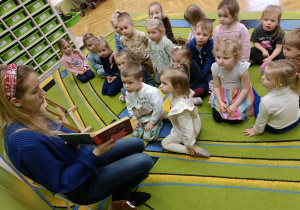 Rodzice czytają dzieciom bezustannie – czytanie w grupie I