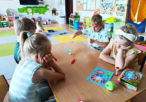 „W planszówki gramy i mózg usprawniamy!"- gr. XII i fajne poniedziałki z grami planszowymi